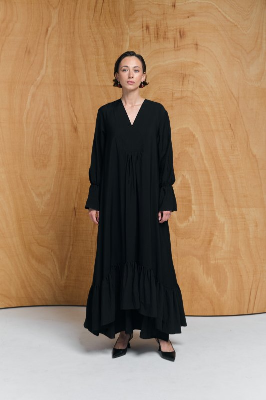 Длинное черное платье свободного кроя