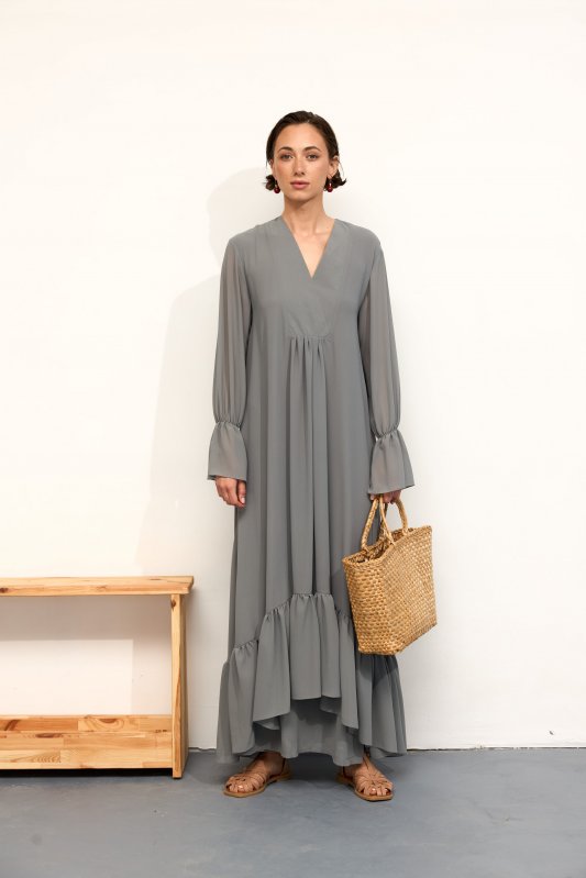Длинное серое платье свободного кроя