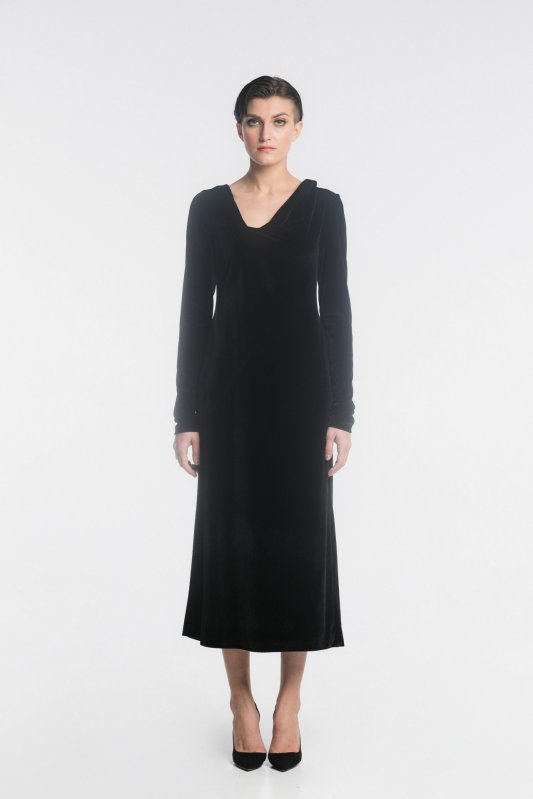 Чорна оксамитова сукня з асиметричним декольте
