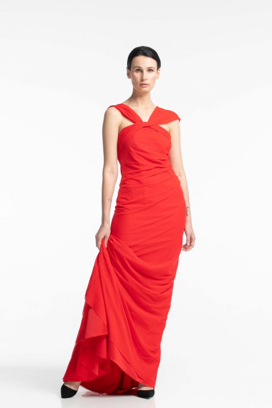 Червона сукня з декоративним декольте і шлейфом