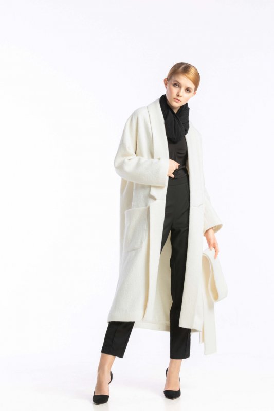 Молочное пальто на запах ниже колена