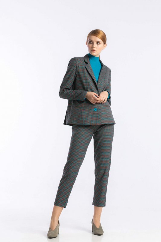 Пиджак в мелкую голубую клеточку с двумя шлицами Пиджак в мелкую голубую клеточку с двумя шлицами