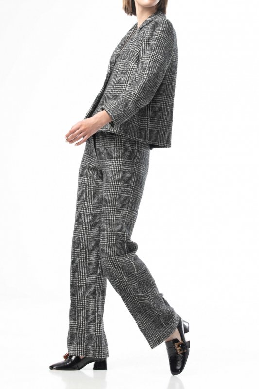 Серые прямые брюки в клетку со стрелками