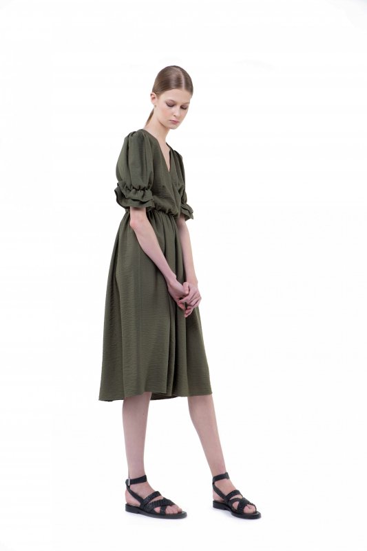 Льняное оливковое платье с рукавом-фонарик