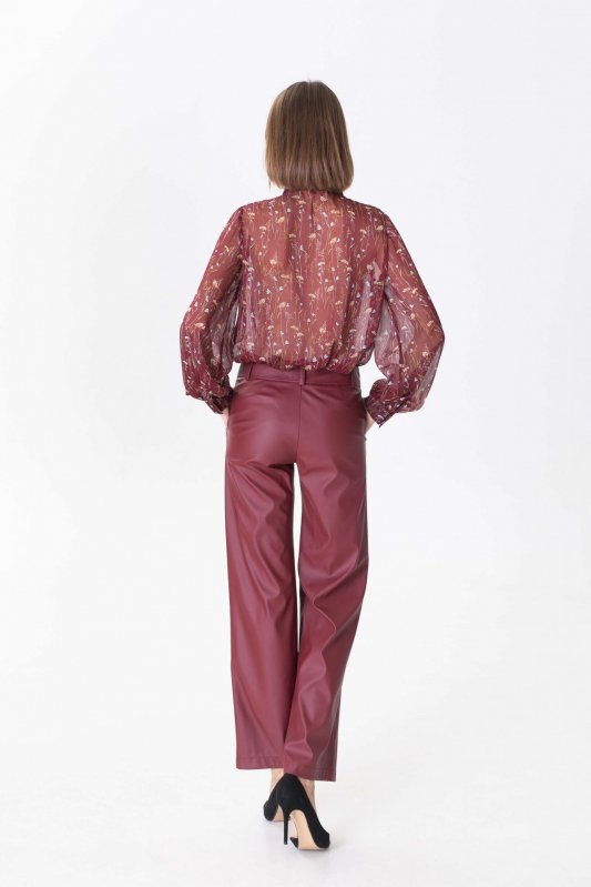 Прямые брюки из бордовой экокожи Фото 3