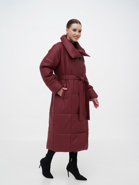 Длинное зимнее пальто из бордовой экокожи Фото 3