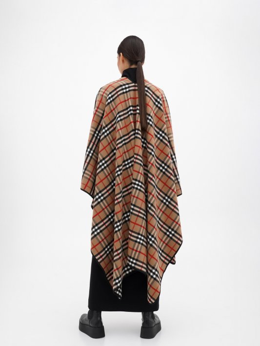 Пончо в яркую клетку с черным кантом Фото 3
