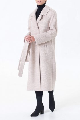 Пальто бежевое ниже колен с декоративными рельефами