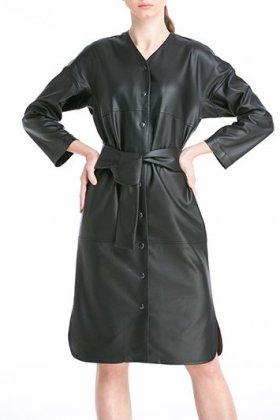 Черное платье из экокожи