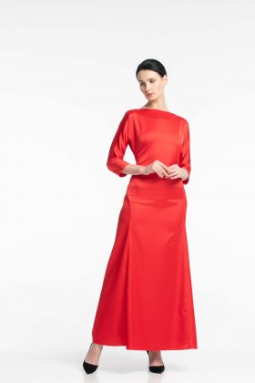 Длинное красное платье с открытой спинкой